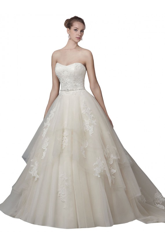 Sleeveless Strapless Tulle & Lace Ivory Chapel Train Wedding Dress Bath